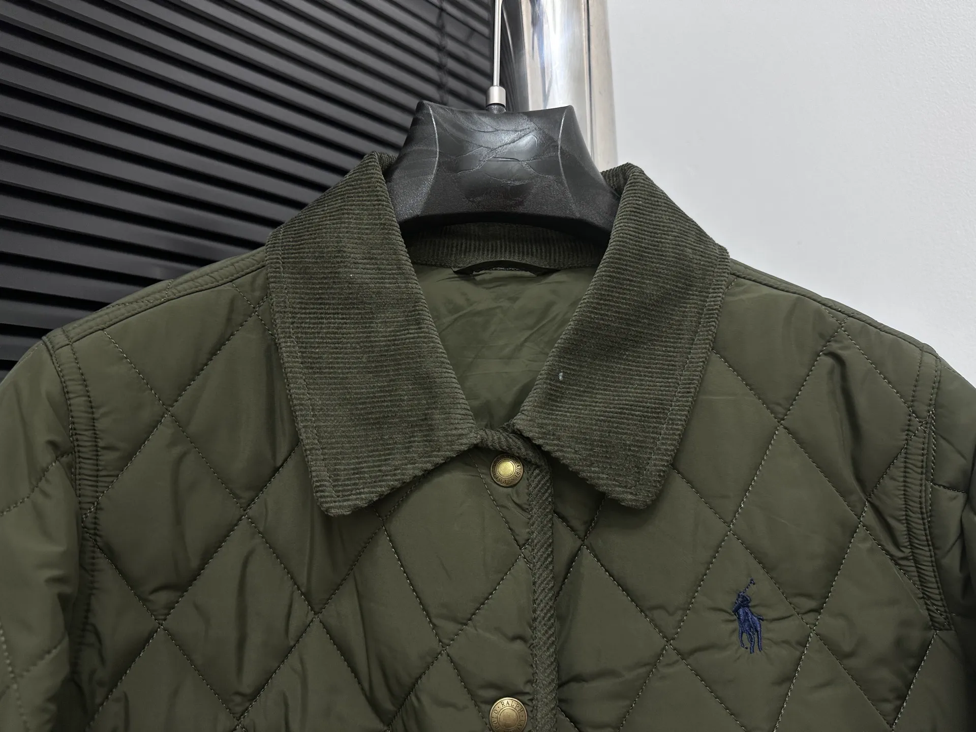 P530 【Ralph Lauren】Ralph Lauren cotton-padded jacket. The face is filled with imitation feather cotton. Three-in-one rhombus quilted embroidery. Soft and comfortable. Warm and comfortable. Corduroy strips run through the whole body. No knots or overlaps. Artificial curling. Fine workmanship. Does not look bloated. The upper body is light and not bloated. Soft and comfortable. Highly recommended. Size: S M L